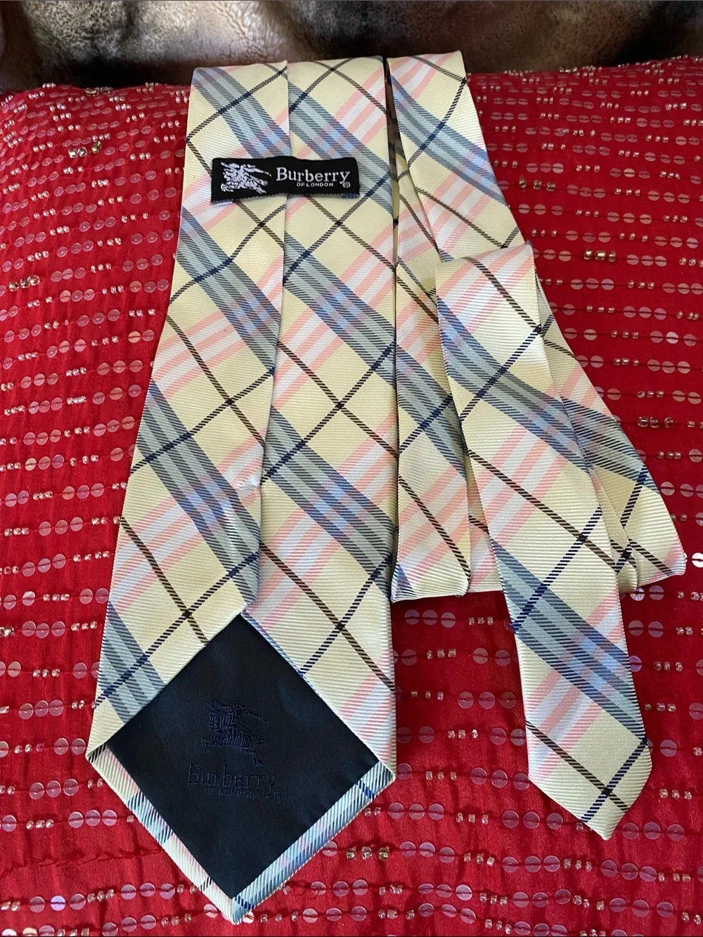 Burberry 💯 Silk Made in Italy 🇮🇹 Signature Subtle Shimmer Luxury Tie NWOT